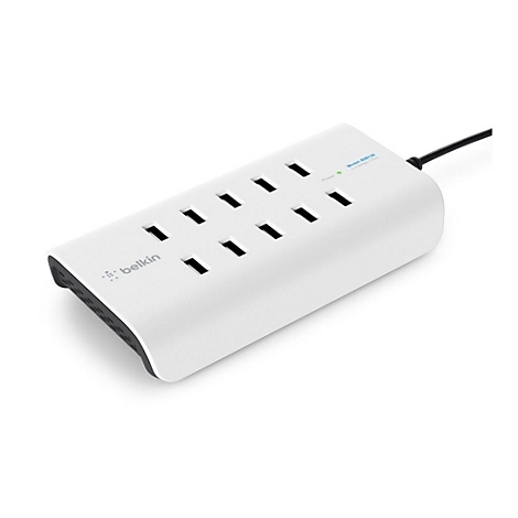 Weisse Mehrfachsteckdose von Belkin mit acht Steckdosen. Ein schwarzes Kabel führt nach oben.