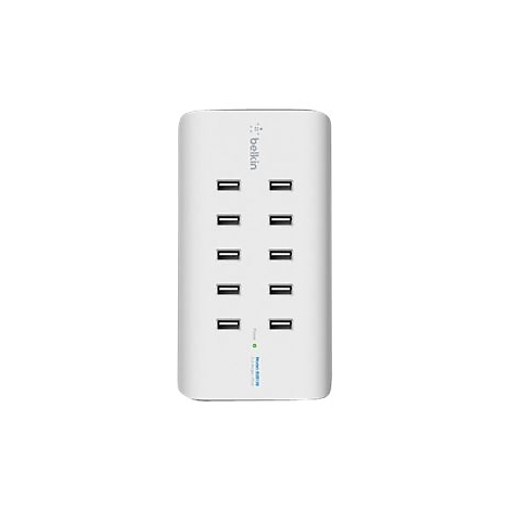 Weißes Belkin-Ladegerät mit 10 USB-Anschlüssen. Oben steht Belkin. Unter den Anschlüssen eine grüne LED.