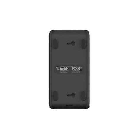 Draufsicht auf ein schwarzes Belkin-Ladegerät mit Logo und technischen Daten. Gummifüße und zwei Aufhängeöffnungen.