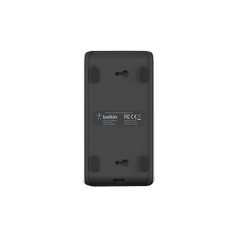 Die Unterseite eines schwarzen, rechteckigen Geräts mit Belkin-Logo und technischen Details. Vier kleine Füße und zwei Löcher für die Wandmontage.