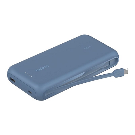 Batterie externe Belkin bleue avec câble USB-C. 30W et Belkin sont inscrits sur la surface. Le câble est à côté.
