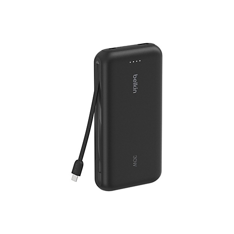 Batterie externe noire avec un câble USB-C attaché. "Belkin" et "30W" sont écrits sur le côté.