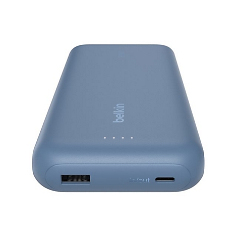 Vue détaillée d'un chargeur Belkin bleu. Marque Belkin blanche sur le dessus, avec indicateur de charge LED en dessous. Ports en bas.
