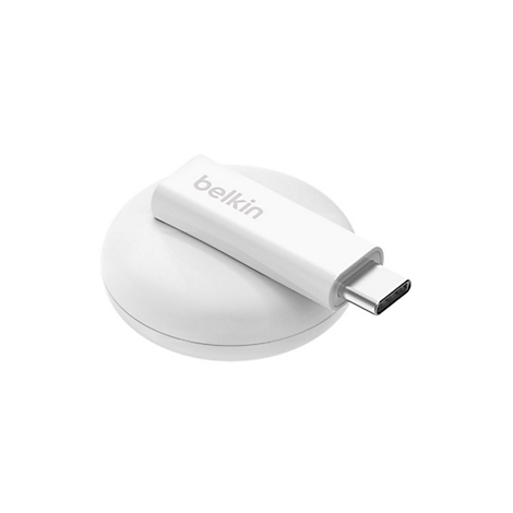 Chargeur USB-C Belkin blanc posé sur une base blanche et ronde. Le connecteur est argenté.