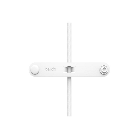 Un câble blanc est maintenu en place par une attache de câble Belkin blanche. L'attache est rectangulaire avec des extrémités arrondies.