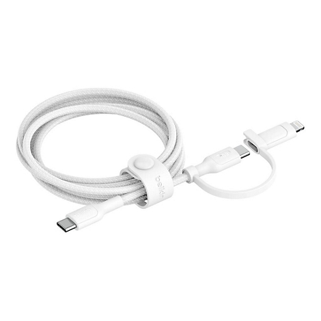 Câble de chargement Belkin blanc avec connecteurs USB-C et Lightning. La partie tressée du câble est enroulée autour d'un support.