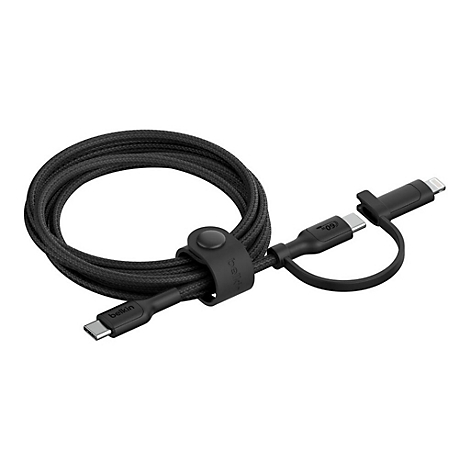 Câble de charge noir, enroulé. USB-C des deux côtés, ainsi qu'un connecteur Lightning. Avec le logo Belkin. Sur fond blanc.