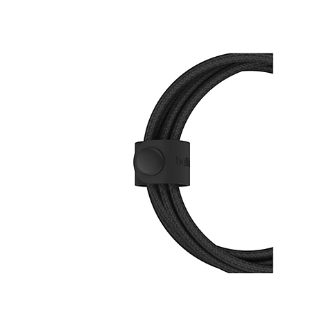 Gros plan sur un câble de chargement noir avec une sangle velcro. Le logo Belkin est visible.