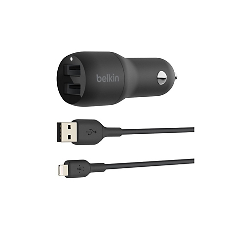 Chargeur de voiture Belkin noir avec deux ports USB et deux câbles : USB-A et Lightning.