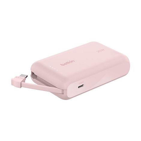 Batterie externe rose clair avec câble rétractable, marque Belkin, 20W. Inscription In & Out sur le câble.