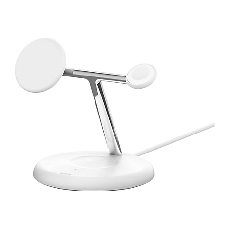 Station de recharge sans fil blanc. Il charge un téléphone et une Apple Watch, posés sur les supports. Le nom de la marque Belkin est visible.