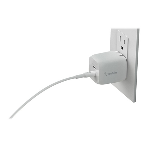 Chargeur Belkin blanc branché dans une prise murale, avec un câble blanc.