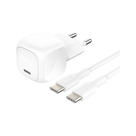 Chargeur blanc avec câbles et connecteurs USB-C. Le logo Belkin est clairement visible.