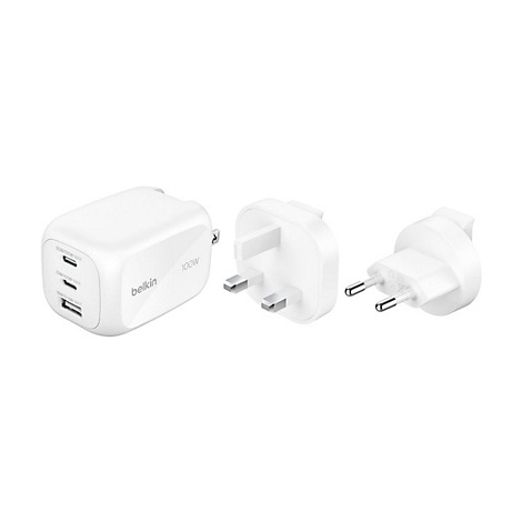 Chargeur Belkin blanc avec adaptateurs détachables pour différentes prises.