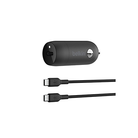 Schwarzes Belkin-Autoladegerät mit zwei USB-C-Kabeln. Auf dem Ladegerät steht Belkin.