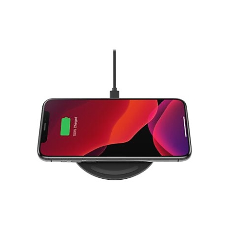 Ein Smartphone liegt auf einer drahtlosen Ladestation. Das Handy ist angeschlossen und lädt vollständig.