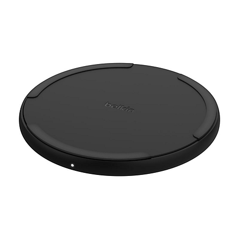 Schwarzes drahtloses Belkin-Ladepad. Belkin-Logo auf der Oberfläche, LED-Anzeige. Runde Form.