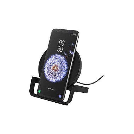 Schwarzes Smartphone auf Ladestation. Auf dem Display: 09:30. Aufschrift: fully charged. Schwarzer Ständer.