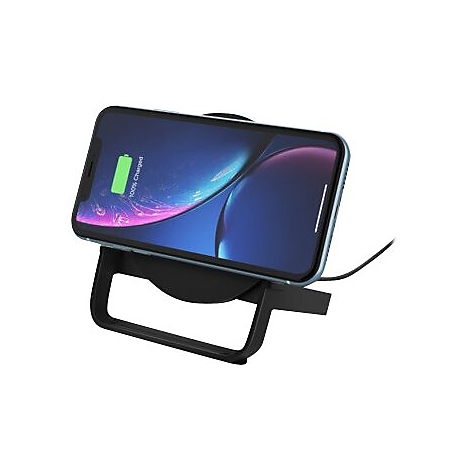 Smartphone, das auf einer schwarzen Ladestation liegt und 100% geladen anzeigt.