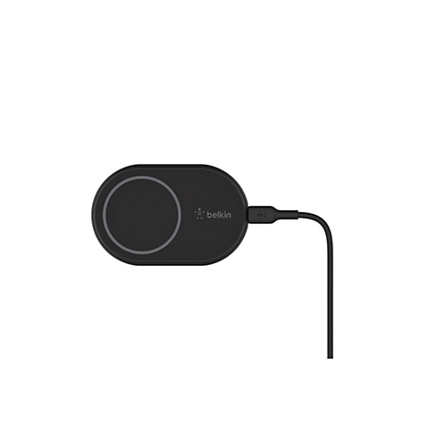 Drahtloses Ladegerät in Schwarz mit dem Logo "belkin". Auf der runden Ladefläche ein grauer Kreis.