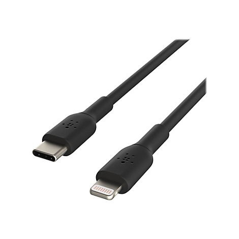 Ein schwarzes Ladekabel mit einem USB-C-Stecker und einem Lightning-Stecker. Der Hintergrund ist weiß.