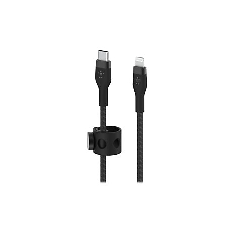 Ein schwarzes Ladekabel mit USB-C und Lightning-Anschluss, neben einem schwarzen Kabelhalter. Beide Kabel sind mit einer texturierten Umhüllung versehen.