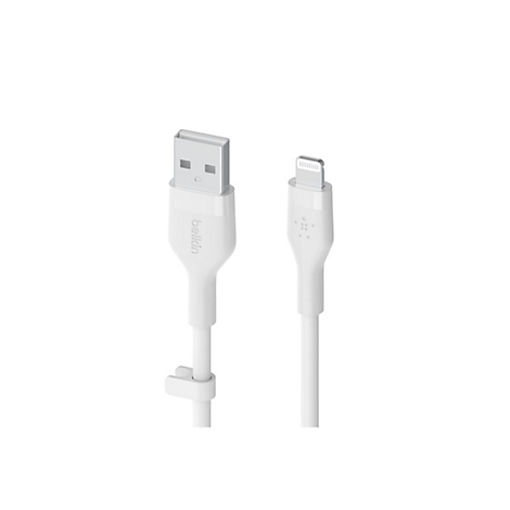 Weißes Lightning-auf-USB-Kabel von Belkin, Details des USB-A- und Lightning-Anschlusses, weißer Hintergrund.