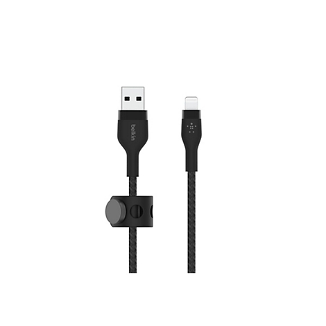 Schwarzes USB-zu-Lightning-Kabel mit Markenlogo von Belkin, geflochtener Schnur und Kabelklemme, vor weißem Hintergrund.