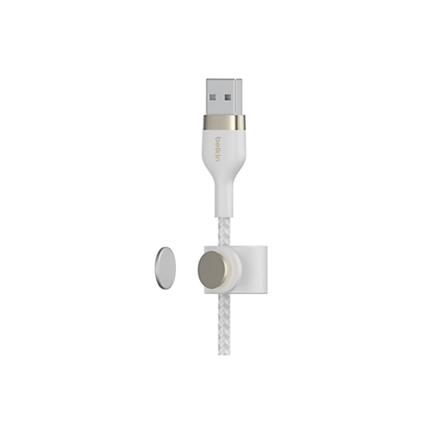 Ein weißes USB-Kabel mit Metallakzenten und dem Belkin-Logo. Neben einem kleinen Magneten.