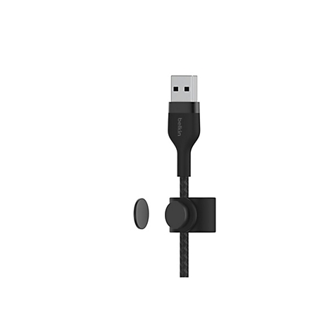 Schwarzes Belkin-USB-Kabel mit magnetischem Kabel-Clip vor weißem Hintergrund.