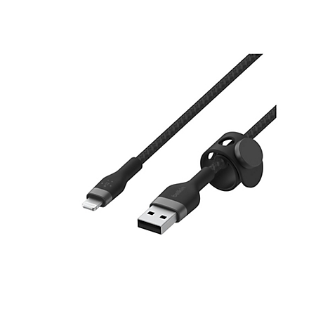 Schwarzes Ladekabel mit geflochtener Oberfläche, USB- und Lightning-Anschluss, Kabelhalterung, Belkin-Logo.