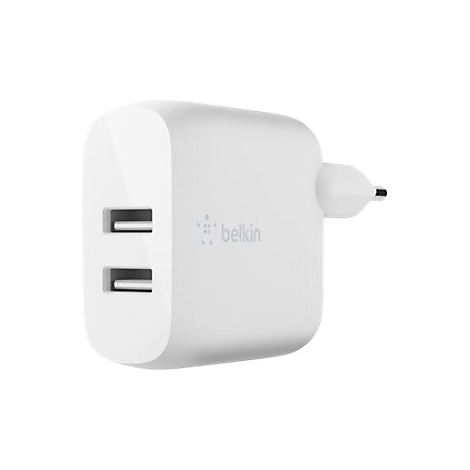 Weißes Belkin-Ladegerät mit zwei USB-Anschlüssen. Rechts der Stecker.