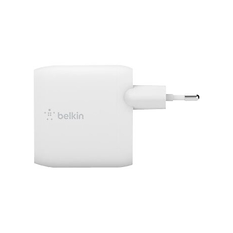 Weißes Belkin-Ladegerät mit deutschem Stecker, Logo auf der Vorderseite.