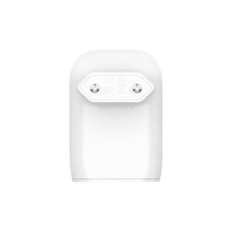 Nahaufnahme eines weißen Adapters mit einem Stecker. Aufgedruckter Text: Designed in California.