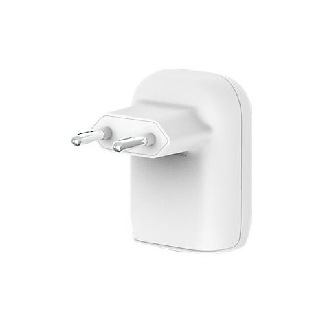 Weißer Stecker-Adapter, mit zwei Metallstiften, auf weißem Hintergrund.