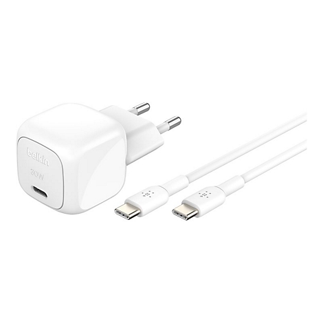 Weißes Belkin-Ladegerät mit Kabel. Auf dem Ladegerät steht Belkin und 30W. Die Kabel haben USB-C-Anschlüsse.