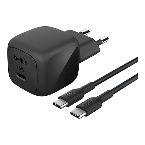 Schwarzes Belkin 45W USB-C Ladegerät mit Kabeln. Der Adapter zeigt "Belkin 45W" und eine USB-C-Buchse. Kabel mit USB-C-Steckern.
