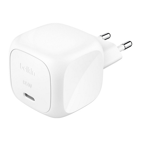 Weißes Belkin-Ladegerät mit Aufdruck. 65W, Stecker sichtbar.