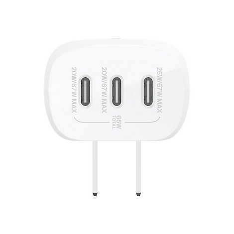 Weißes Ladegerät mit drei USB-C-Anschlüssen. Beschriftung: 20W/67W MAX, 20W/67W MAX, 25W/67W MAX, 65W TOTAL.