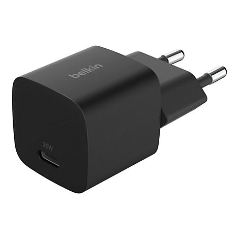 Schwarzes Belkin-Ladegerät mit USB-C-Anschluss und silbernen Stiften für die Steckdose. Aufschrift: Belkin, 25W.