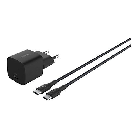 Schwarzes Belkin-Ladegerät mit USB-C-Kabel. Das Ladegerät ist quadratisch mit abgerundeten Ecken und dem Schriftzug "Belkin".