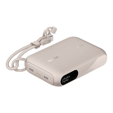 Batterie externe Belkin beige avec câble et affichage numérique, chargée à 100%.