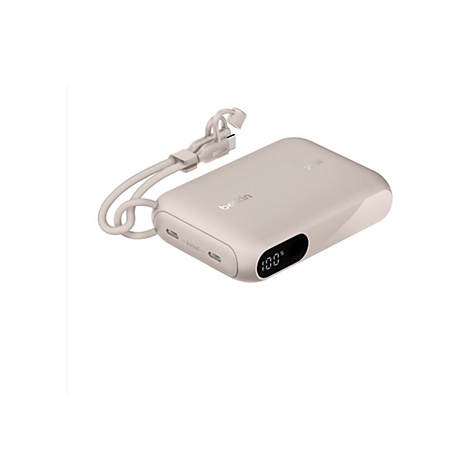 Beige Powerbank von Belkin mit Ladekabel. Der Ladestand wird mit 100% angezeigt.