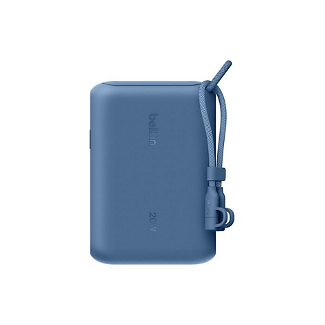 Batterie externe Belkin bleue de 20W avec une dragonne sur fond blanc.