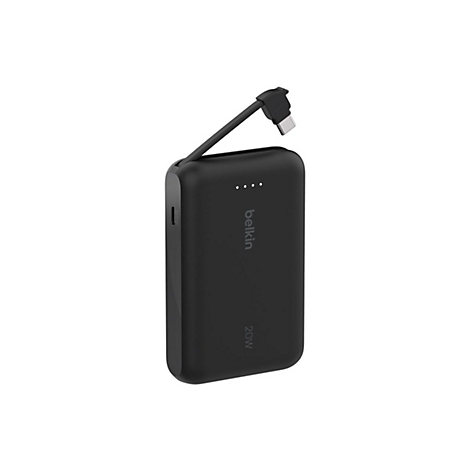 Batterie externe noire Belkin avec câble USB-C pliable. Le boîtier indique 20W et Belkin. Il y a des lumières LED en haut.