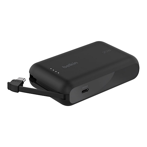 Schwarze Powerbank von Belkin mit ausziehbarem USB-C Kabel. Oben: 20W. Rechts: In/Out. Links: Ladeanzeige.