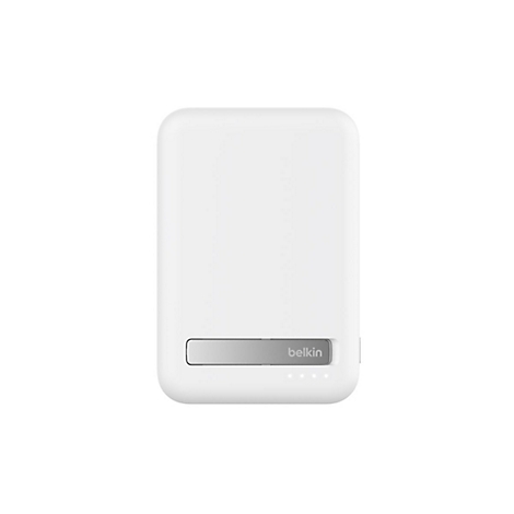 Chargeur rectangulaire blanc aux coins arrondis. En bas, une bande argentée avec l'inscription Belkin et un indicateur de charge.