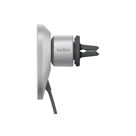 Seitenansicht einer silbernen Belkin-Autohalterung mit schwarzen Lüftungsschlitzen.