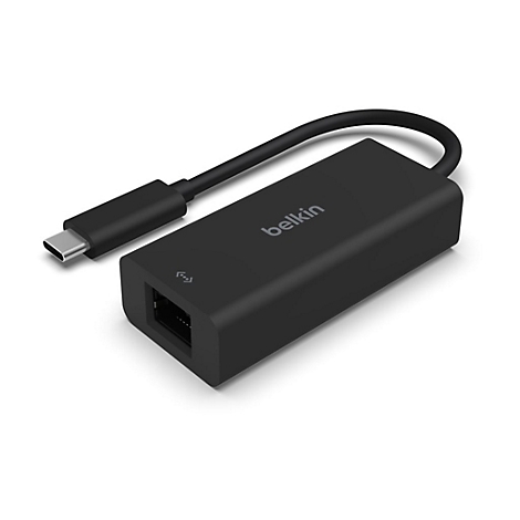 Schwarzer USB-C-auf-Ethernet-Adapter von Belkin. Das Gerät hat einen USB-C-Stecker, eine Ethernet-Buchse und das Belkin-Logo.