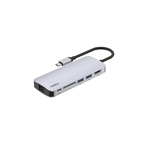 Silberner USB-C-Hub mit Belkin-Logo und verschiedenen Anschlüssen. Der Hub ist mit einem schwarzen Kabel verbunden.